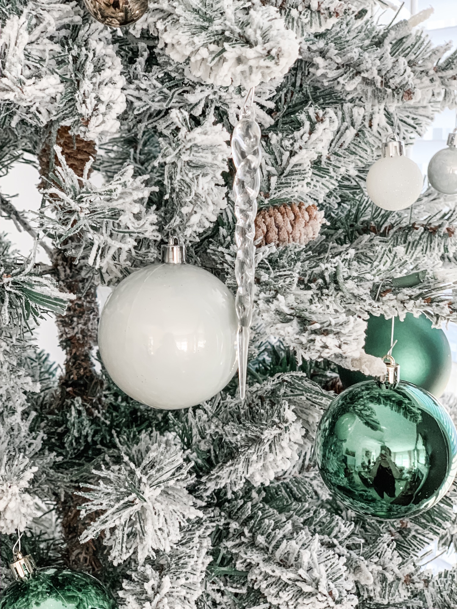 The Prettiest Emerald Green and White Christmas Tree Decor: Learn how to decorate your tree with Green & White Ornaments from StampinFool.com