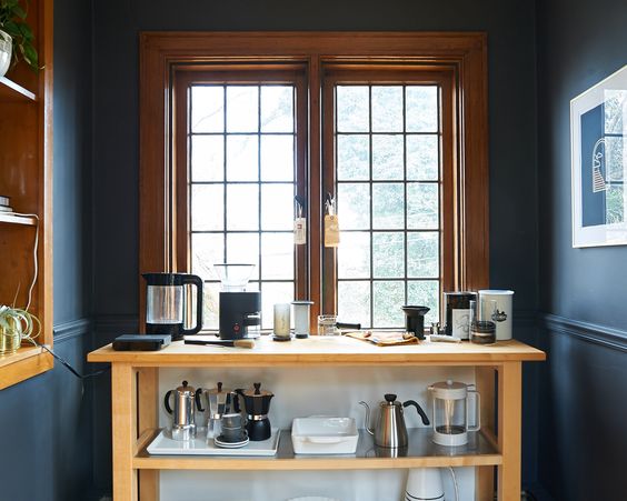 The Best Dark Wall Paint Color for Oak Cabinets