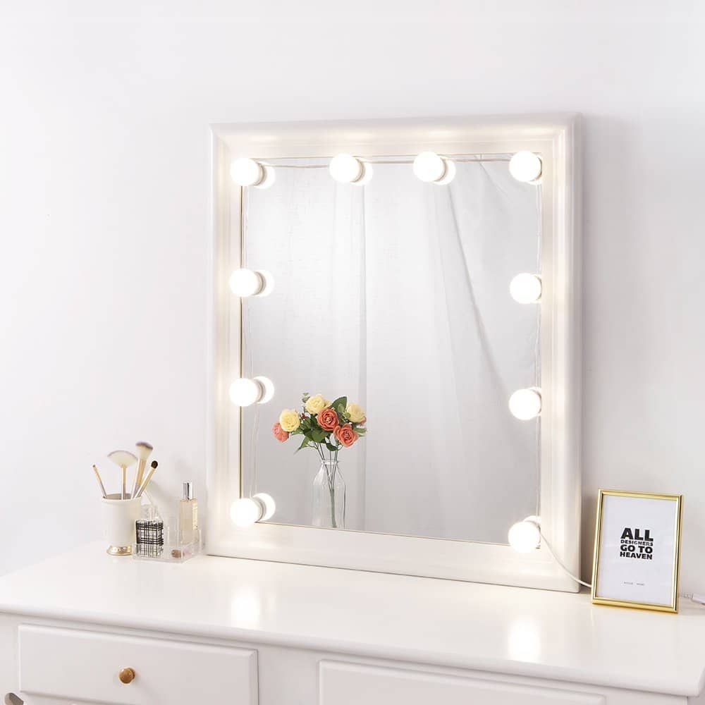 Outdated Decorating Trends: Hollywood mirror lights